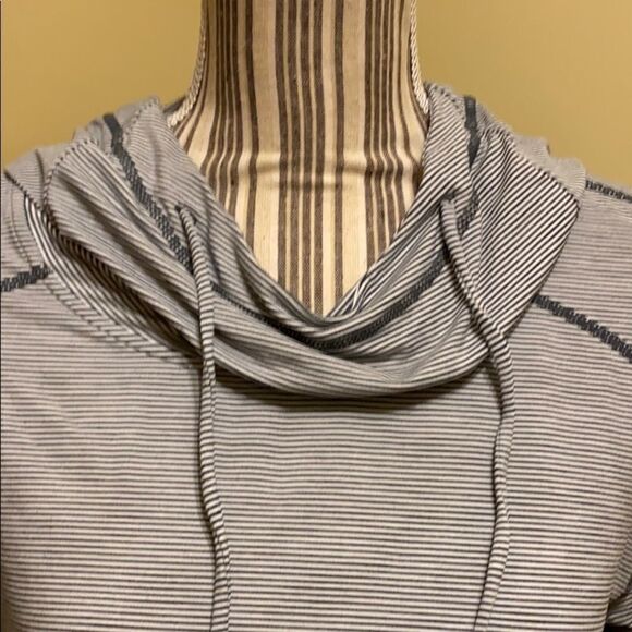 𝅺ZELLA hooded long sleeve women’s shirt. Small - Picture 3 of 6